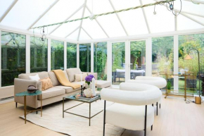 The Wray Crescent Retreat - Dazzling 5BDR House with Parking and Garden
